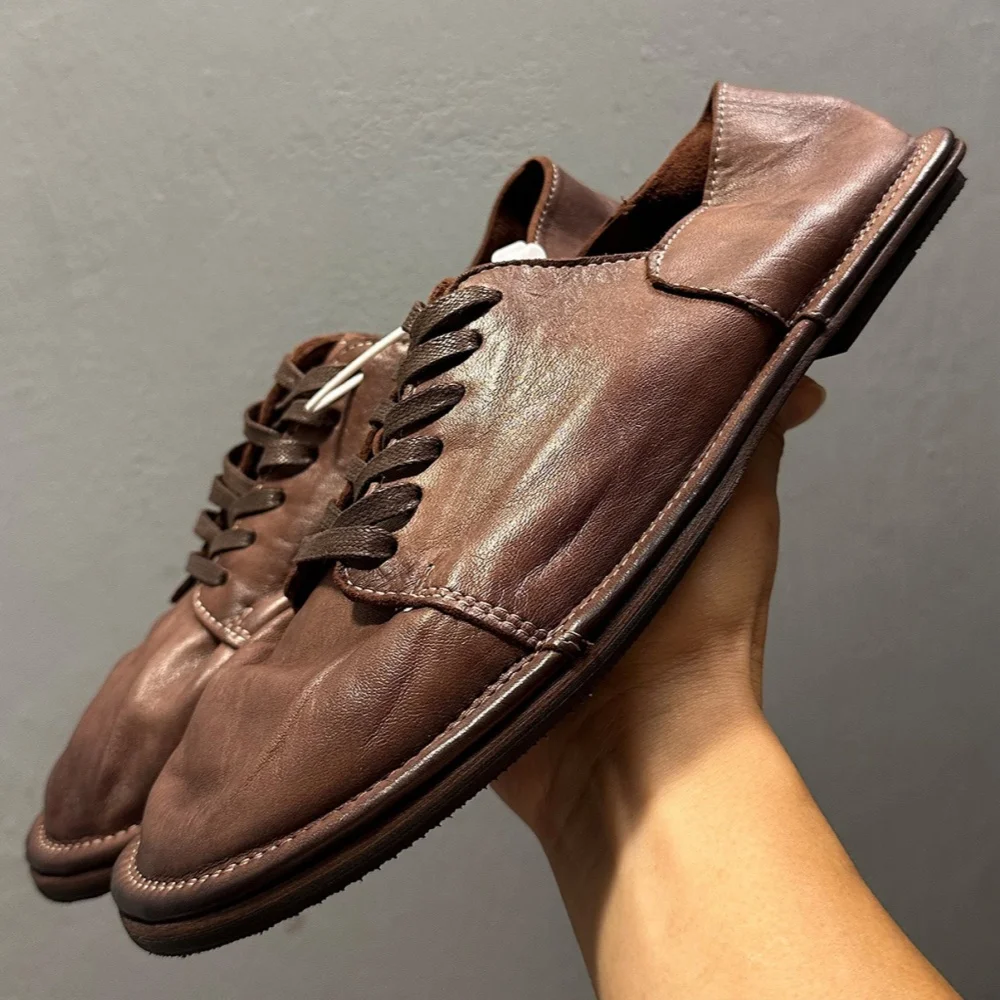 حذاء بدون كعب مصنوع يدويًا من الجلد باللون البني غير اللامع عالي اللمعان للرجال، مناسب للعمل والملابس غير الرسمية