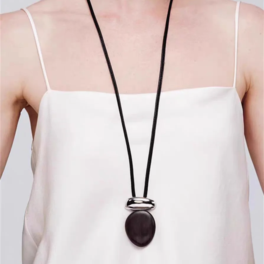 

New Chinese Light Luxury Design Sense Ebony Metal Splicing Necklace Niche High Sense Adjustable Long Sweater Chain