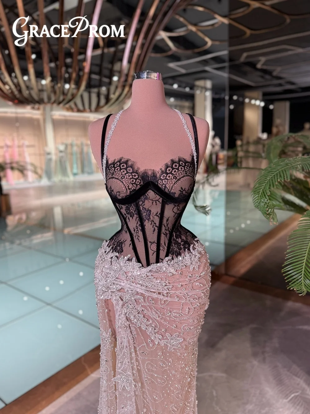 

Сексуальное вечернее платье на тонких бретелях Изящное кружевное вечернее платье с бисером Очаровательное вечернее платье трапециевидной формы с аппликацией длиной до пола