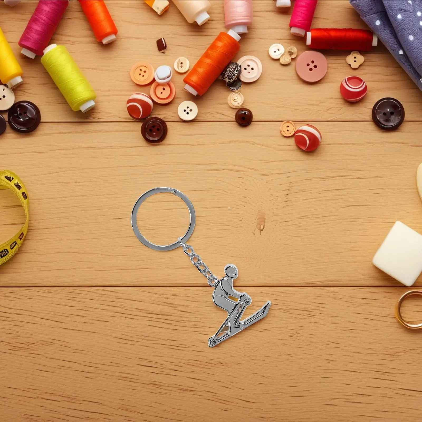 

Металлический брелок-фигурка лыжника: реалистичный аксессуар для рюкзака, спортивный кулон, держатель для ключей, брелок для активного отдыха