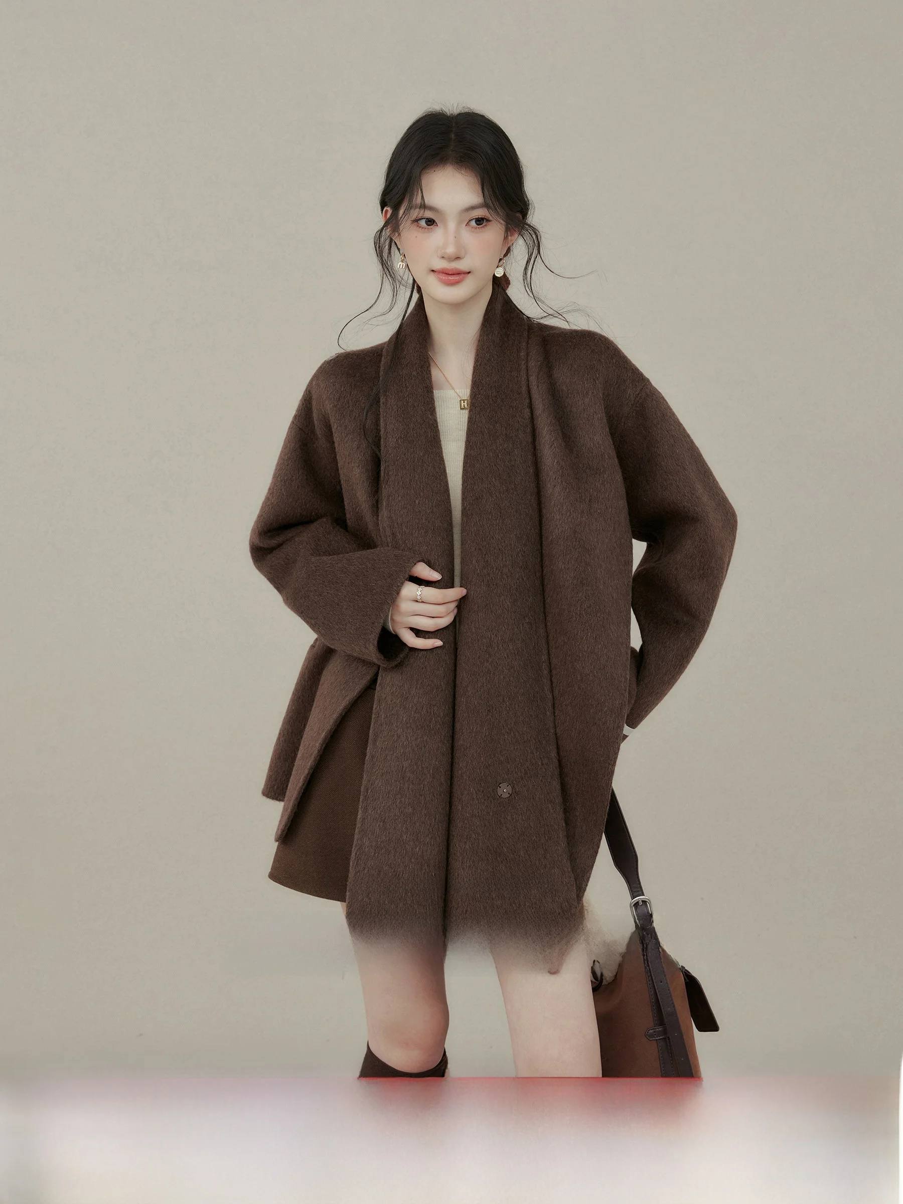 

Уникальное зимнее шерстяное пальто для женщин больших размеров: красивая верхняя одежда в стиле мокасин от Yang Xue, с подплечниками и поясом в комплекте