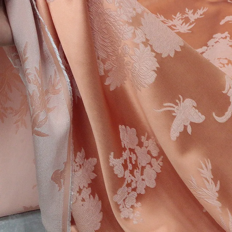 

This is a new Chinese-style cheongsam skirt fabric made of elastic silk crepe with traditional Chinese style