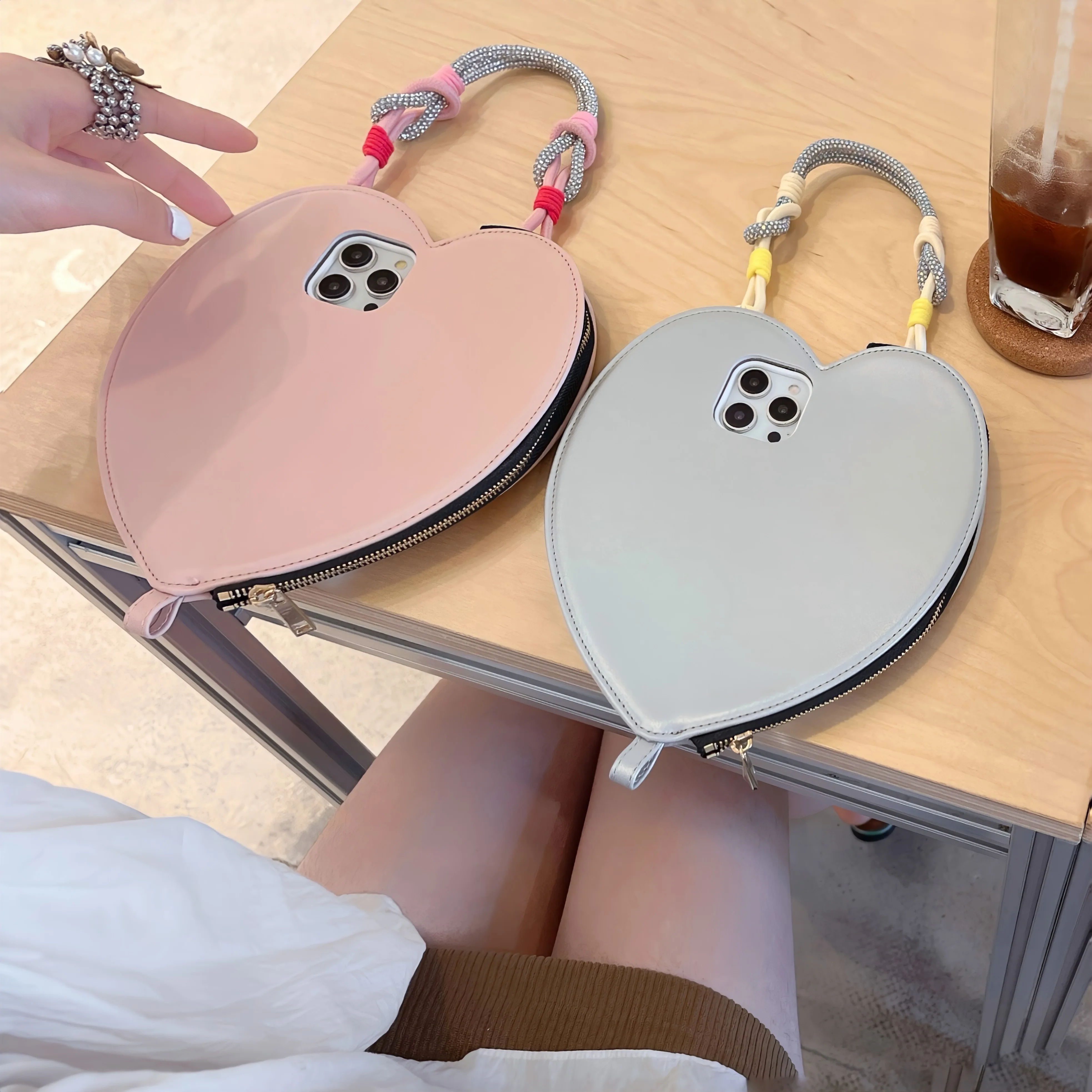 

Korean Cute Love Coin Purse Phone Case - Kawaii Leather Funda with Hand Strap for iPhone 16 pro 15 14 13 pro Max - Cute And Styl