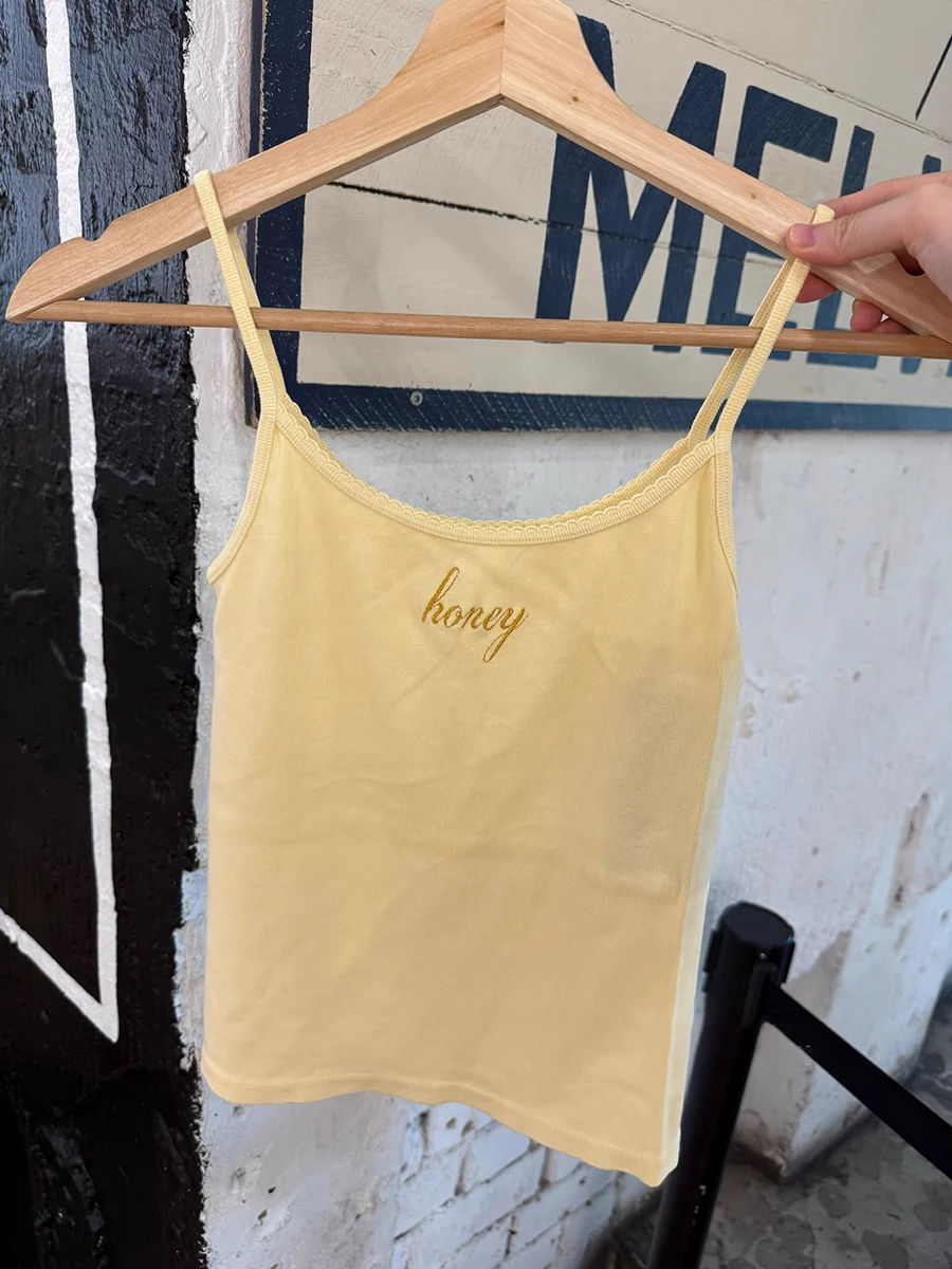 

Желтые топы на бретелях с вышивкой букв, летние хлопковые укороченные жилеты без рукавов с кружевной отделкой, милый базовый тонкий камзол в консервативном стиле Y2k