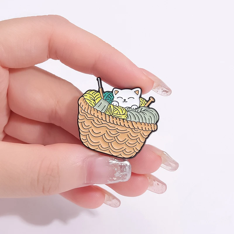 Pin de esmalte de bola de punto respetuoso con el medio ambiente, lindo juguete de gato de bola de lana, broche, insignia, mochila, solapa, regalo