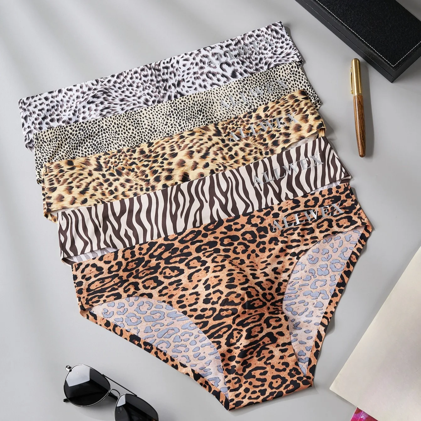 

Seamless One-Piece Cutting Men's Underwear Low-Waist Breathable Yoga Bikini Leopard Men Briefs Bodysuit Ladyboy Under Panties