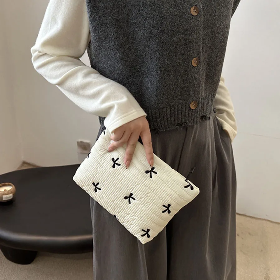 Simpatica borsa per il trucco con cerniera Borsa per cosmetici di grande capacità Borsa per il lavaggio con fiocco ricamato