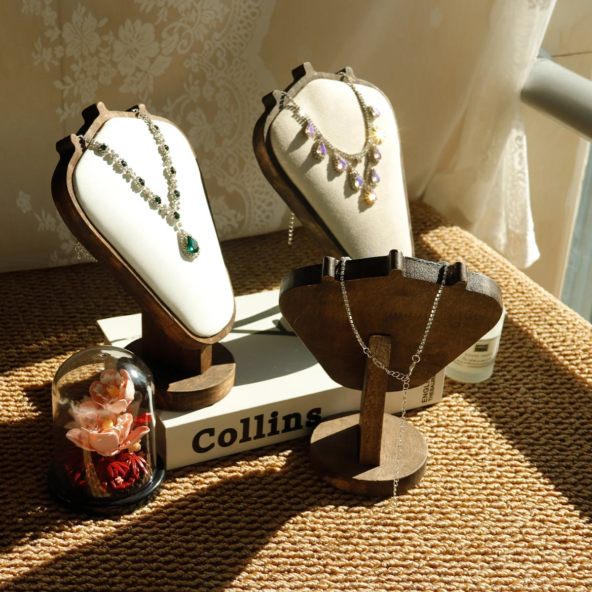 クルミ色のジュエリーネックレスディスプレイフレーム、高級感のある印象的なモデルカウンター、ウィンドウディスプレイ小道具、ネックレスフレーム