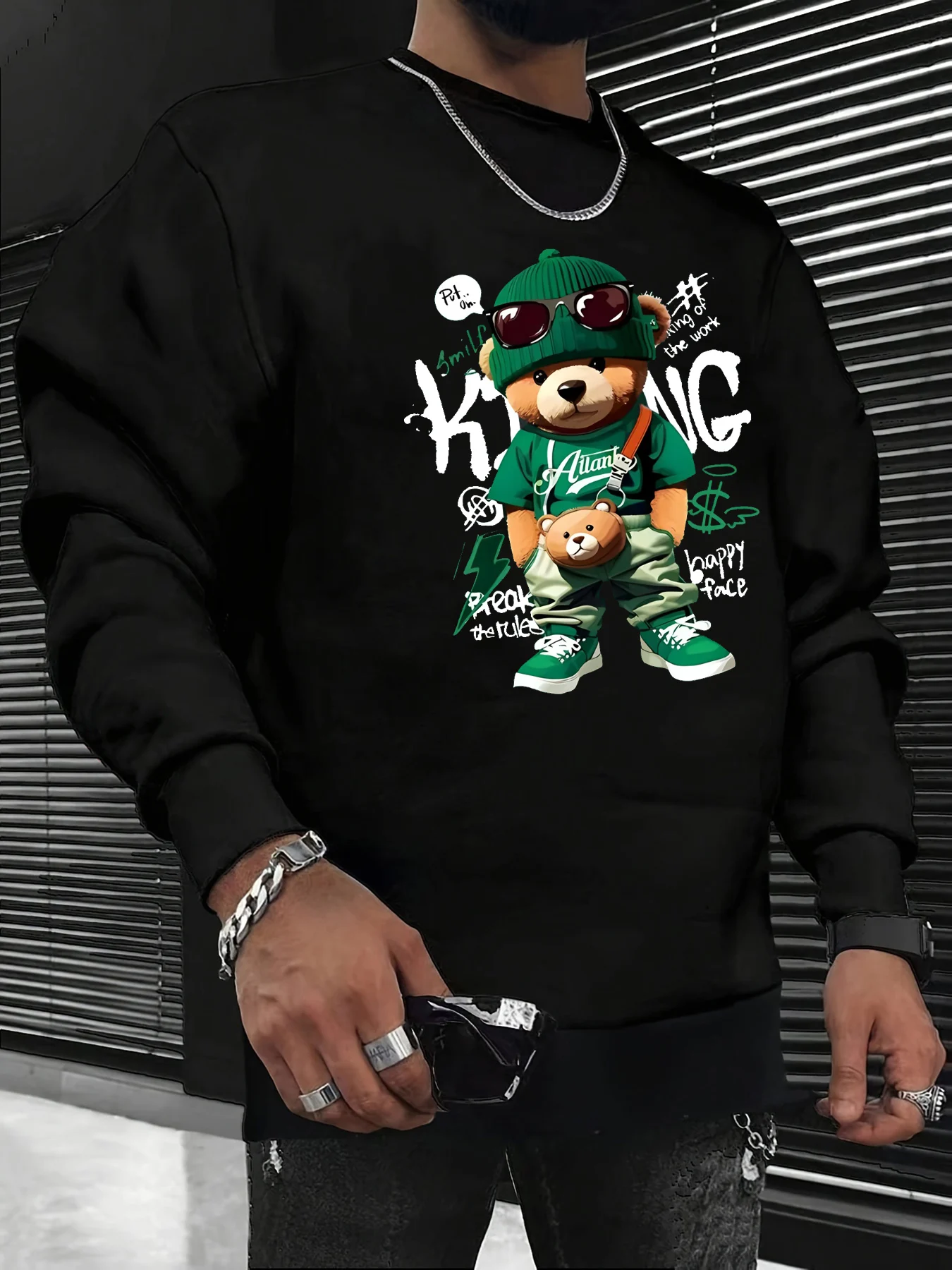 Men's autumn and winter casual loose fashion classic green bear pattern printed long sleeved round neck sweatshirt