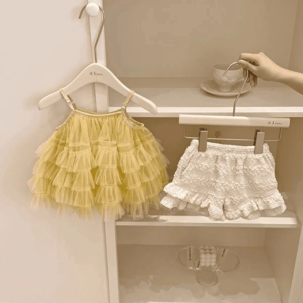 

Корейский стиль: милый и очаровательный повседневный костюм для девушек, комплект из двух предметов: кружевной сетчатый топ-камизоль и шорты, летний новый стиль для пляжного отдыха