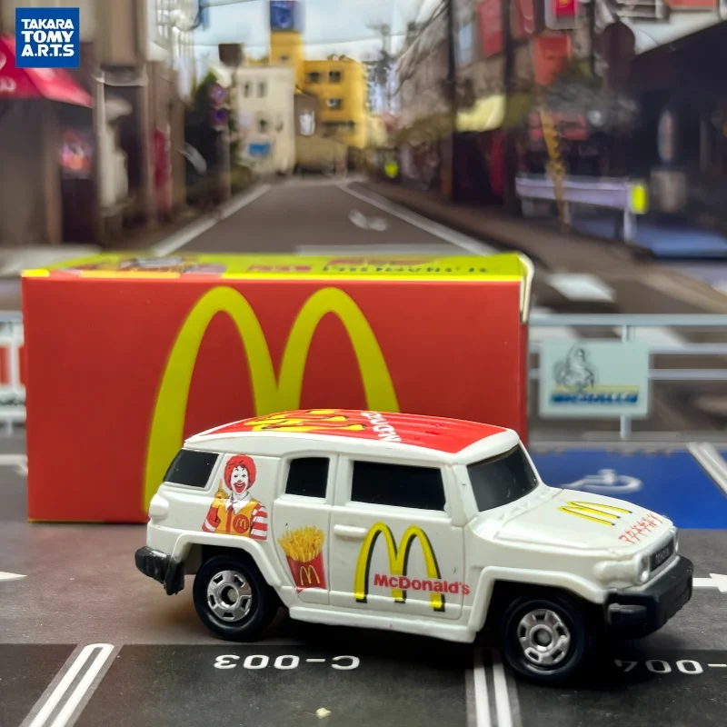 Coche de juguete Tomy Tomica FJ Cruiser, modelo fundido a presión con pintura McDonald's, vehículo coleccionable a escala para entusiastas y coleccionistas.