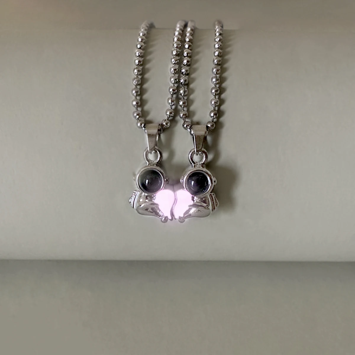 2 قطعة/مجموعة مضيئة المرقعة على شكل قلب لطيف رائد الفضاء الإسقاط زوجين قلادة 100 لغة قل أنني أحبك الموضة #2