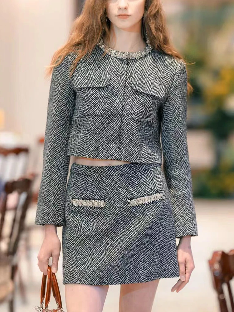 Elegante conjunto de Tweed con decoración de diamantes de imitación para mujer, chaqueta de manga larga con cuello redondo, abrigo O minifalda acampanada, traje de temperamento