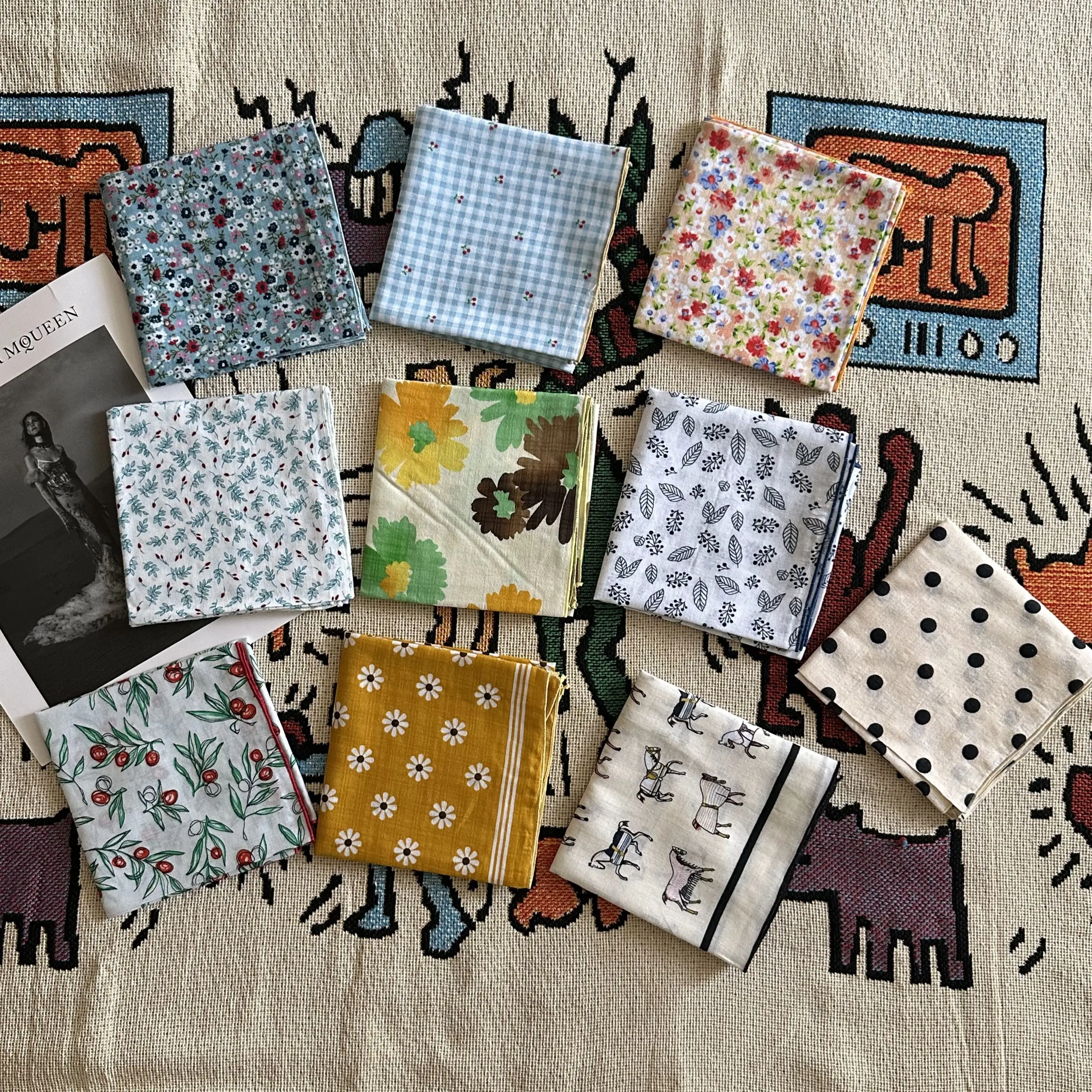 1 Stück Damen-Seidenschal, kleiner quadratischer Damen-Schal aus Baumwolle und Leinen, frische kleine Blumenverschlüsselung, dekoratives Retro-Stirnband