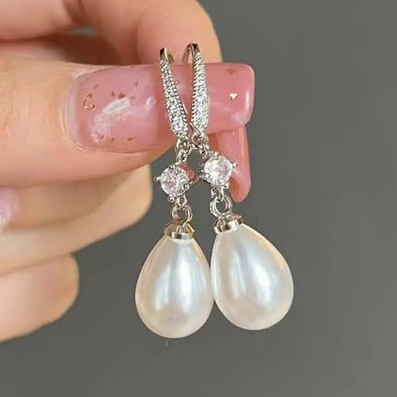 Huitan Modische Damen-Ohrhänger mit Imitationsperlen, Ästhetischer Schmuck für Partys und Hochzeiten, Elegantes Accessoire mit Glänzenden Zirkonia-Steinen