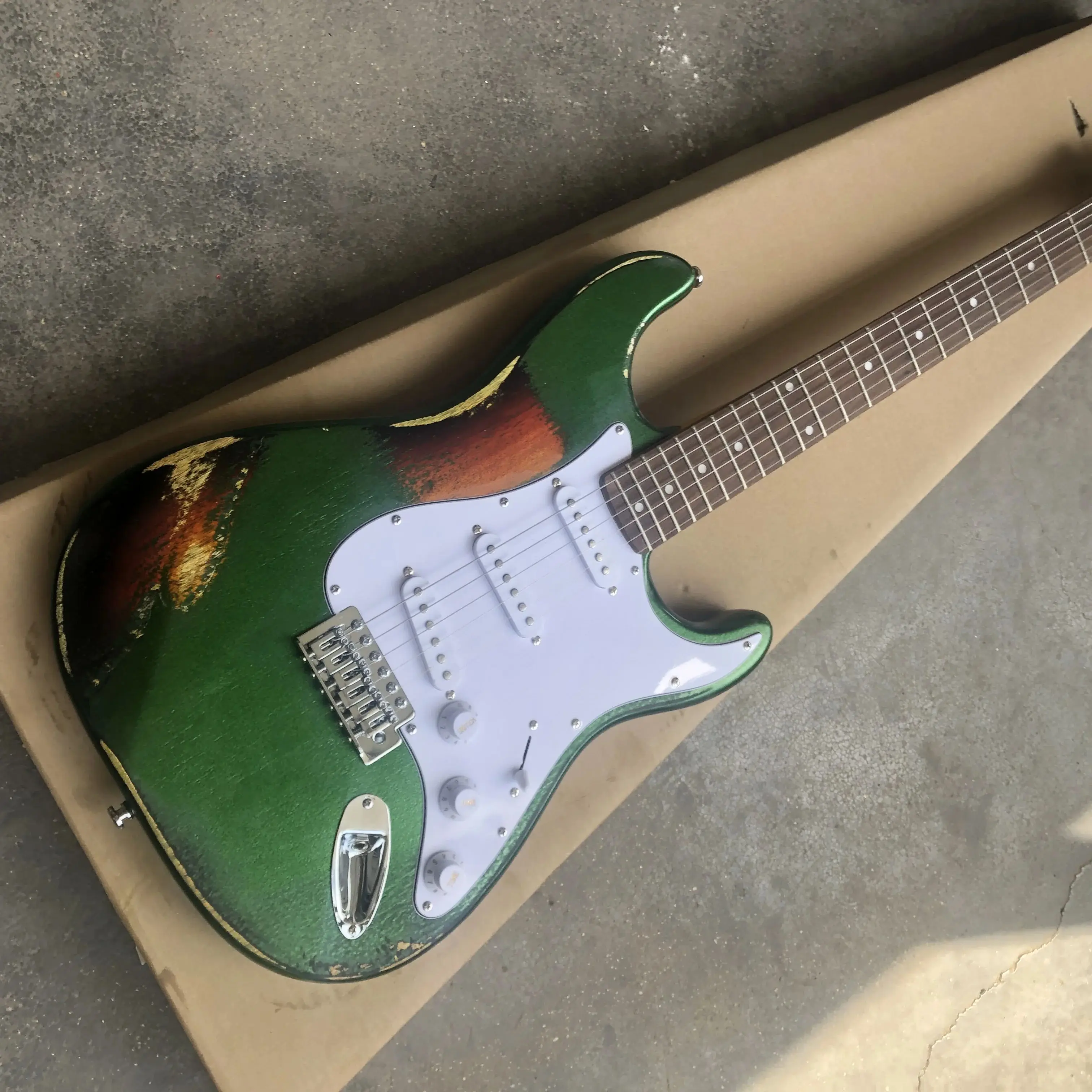 Inventory ruins guitar, metal green set in sunset color. Nitro paint, wholesale and retail in stock,