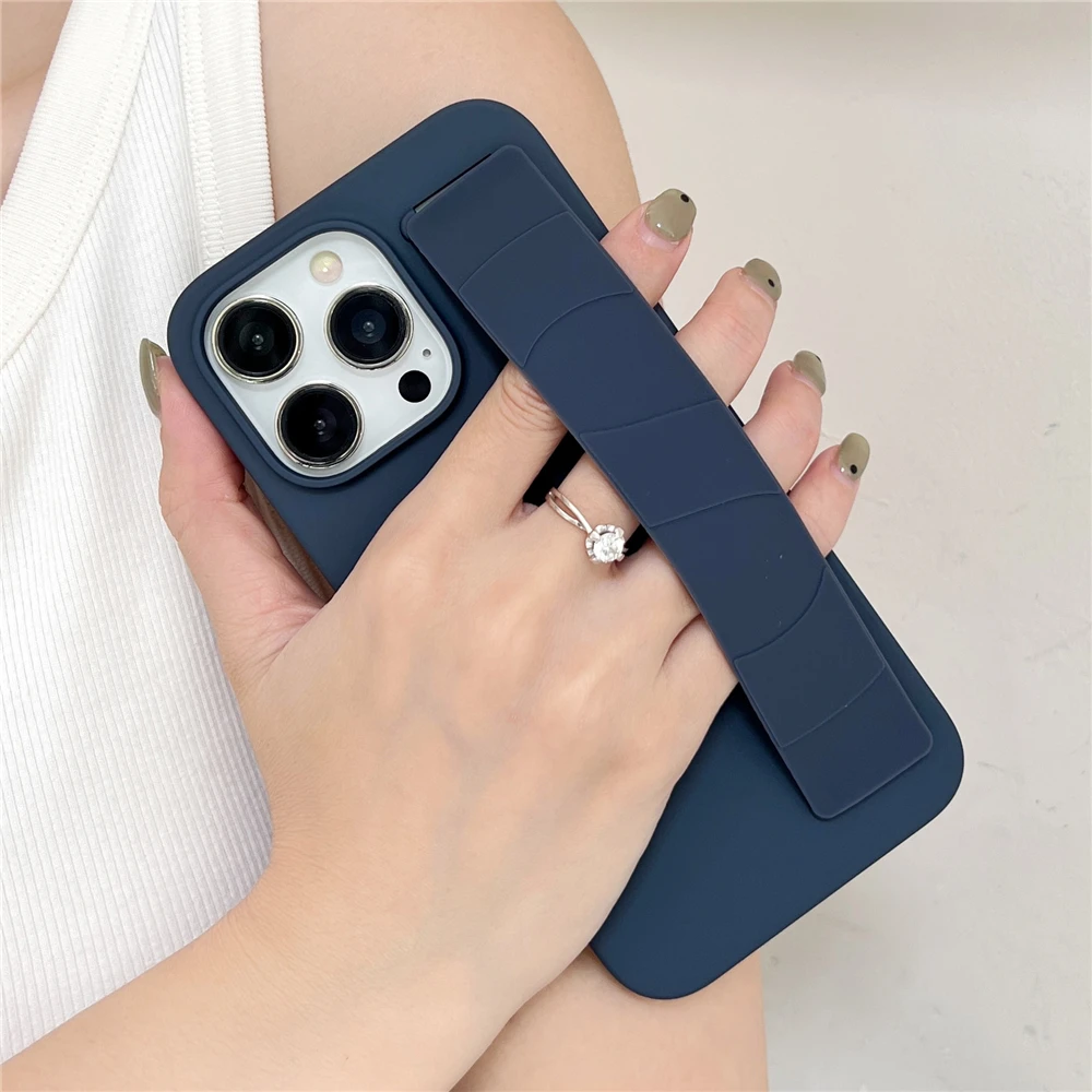 Matte Soft Silicone Wrist Strap Bracket Phone Case For iPhone 15 11 12 13 14 Pro Max Plus Cases Luxury Hand Band Hard Slim Cover