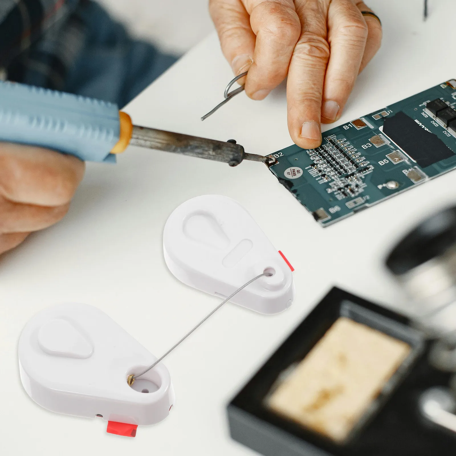 

Retractable Anti Theft Cable Case with Auto Retraction Steel Construction Sleek Design for Electronics Retail Security Display