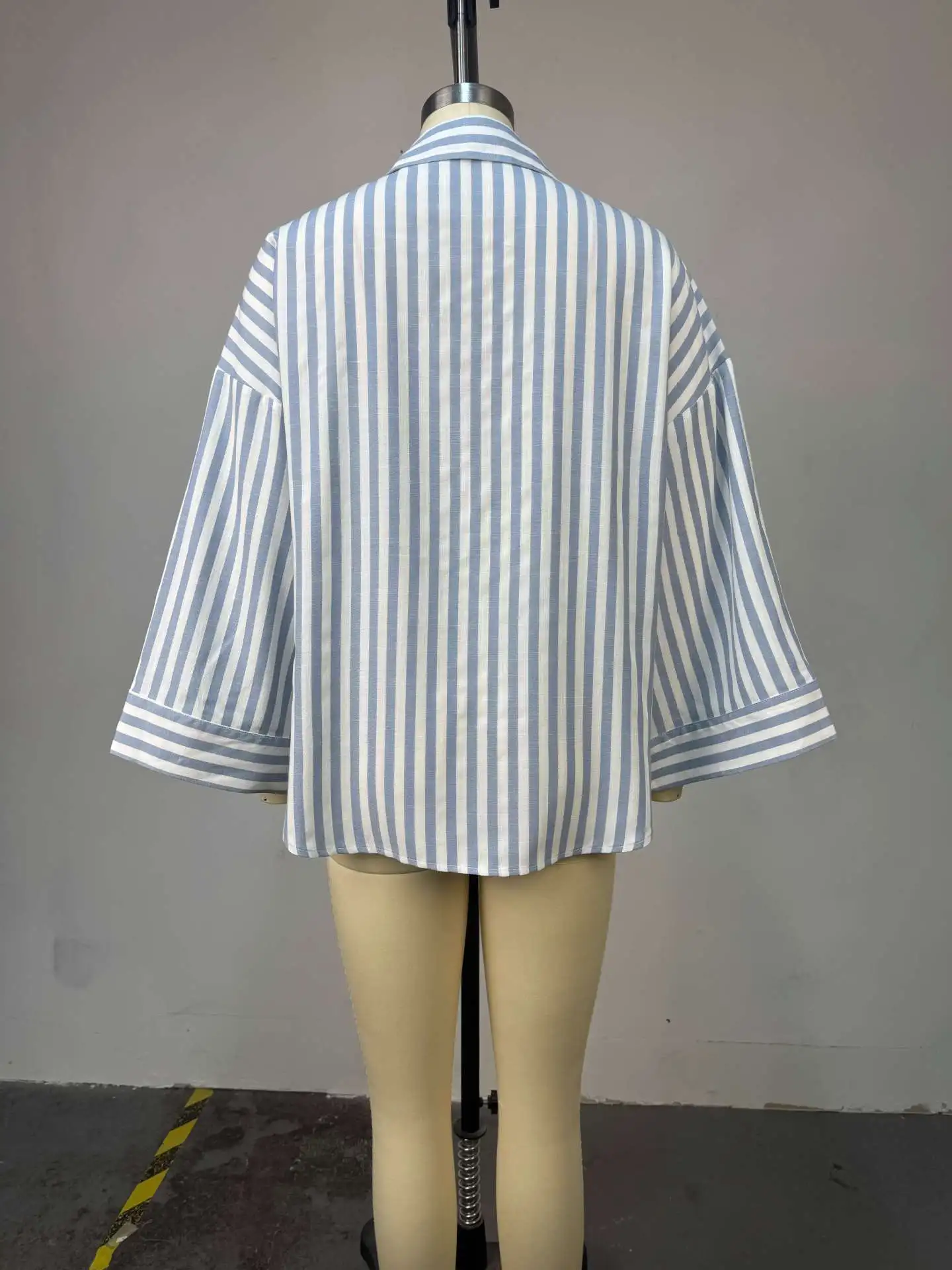 بلوزات قميص نسائي بياقة مقلوبة وأكمام كاملة مخطط Y2k ملابس الشارع الشهير قمصان أنيقة لصق عمل فضفاض غير رسمي لخريف 2025