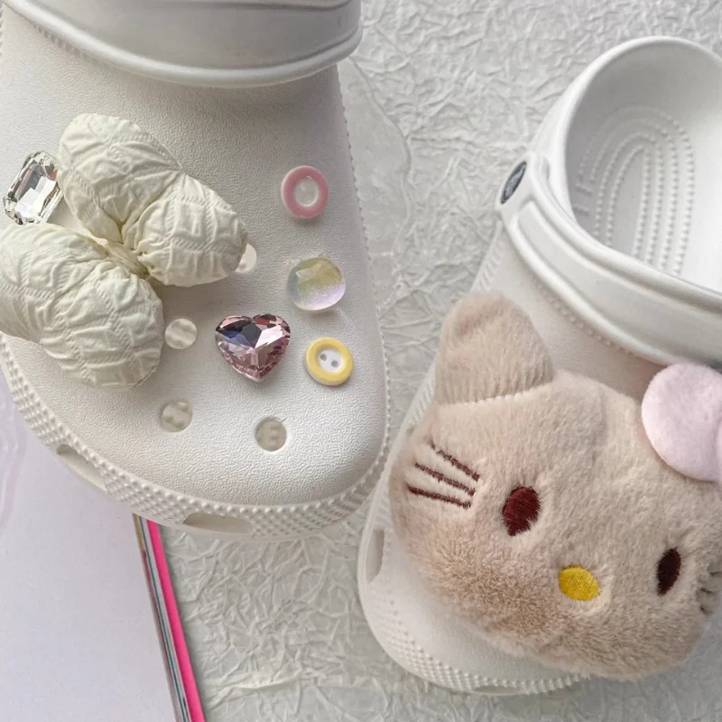 Novo 7 pçs encantos de sapato de pelúcia para jibbitz tamanco bolha slides sandálias adorável olá kitty decorativo sapato fivela diy para presentes de festa