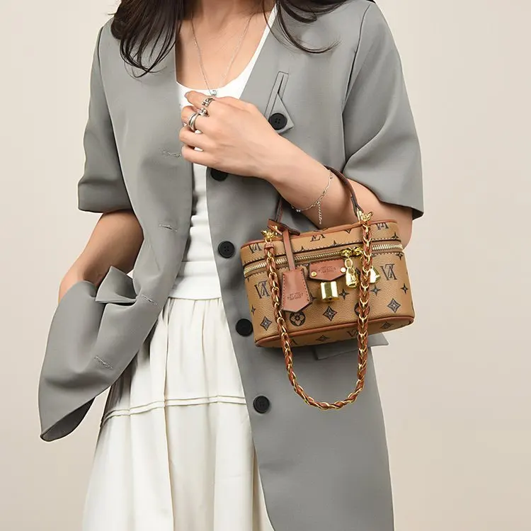 

Elegant Minimalist Simple Diaper Bags For Women Classic Designer Messenger Bag Stylish Leather Commuter Bag Trendy Solid Color