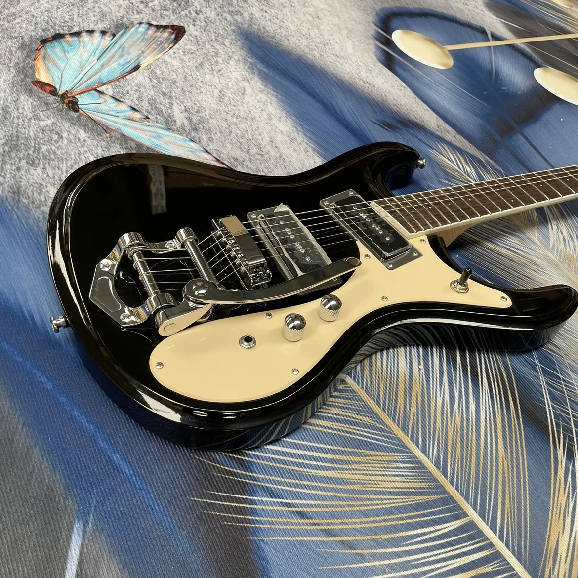 Parlak siyah elektro gitar, vi - Electric Guitar Beginner incelemesi ve fiyatı