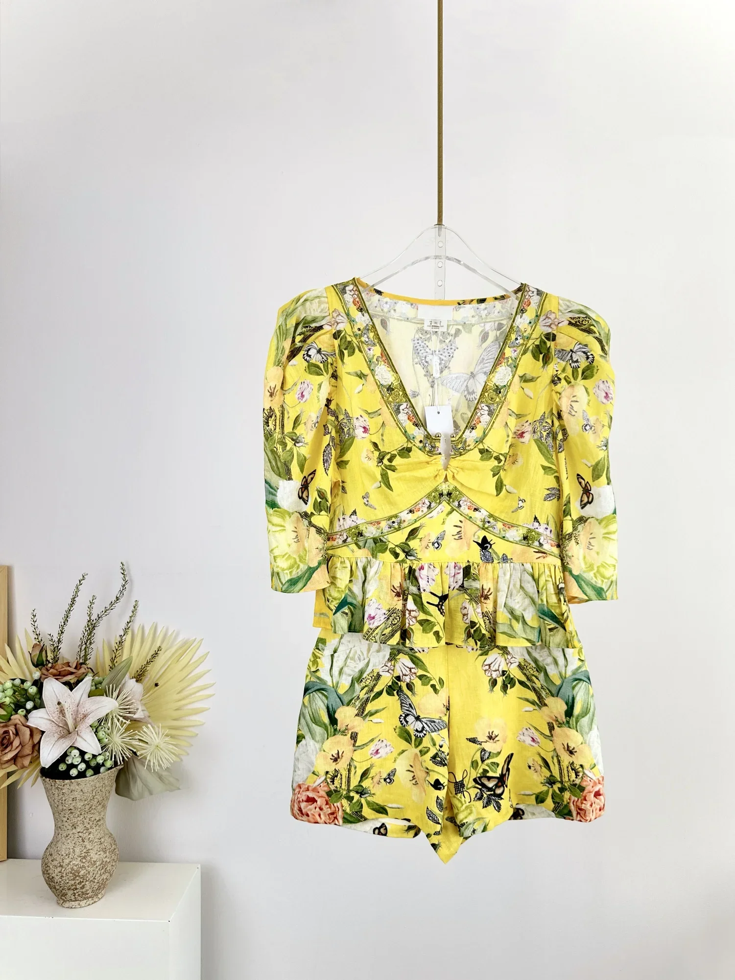 

Yellow Flower Print Women Linen Set Crystal Beaded V-Neck Puff Sleeve Blouse Top + High Waist Shorts Suits