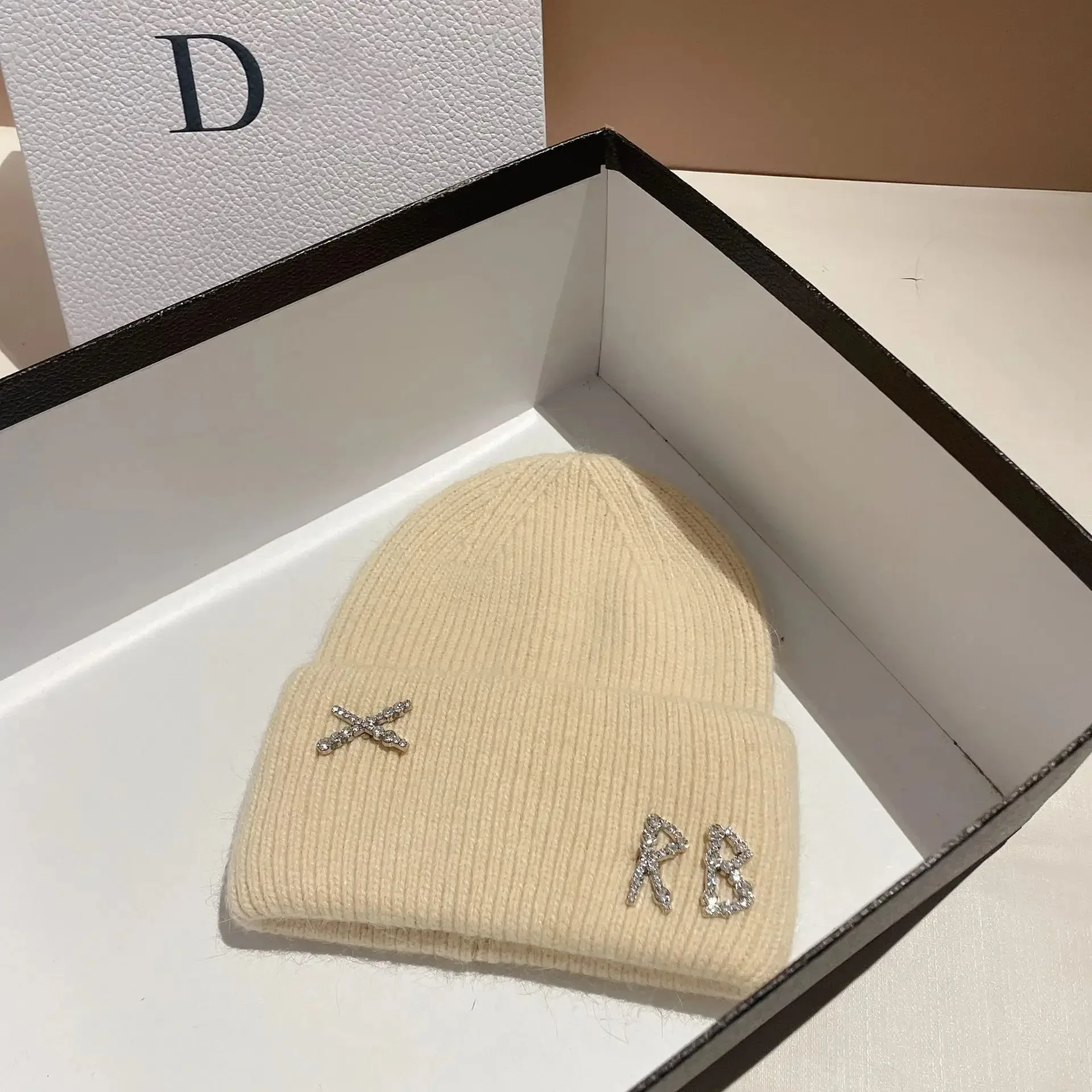 Neue Echte Modische Kaninchenhaar-Diamant-Buchstaben-Mütze, Warme Strickmütze für Damen, Designer-Freizeitmütze, Skimütze – Detail 7