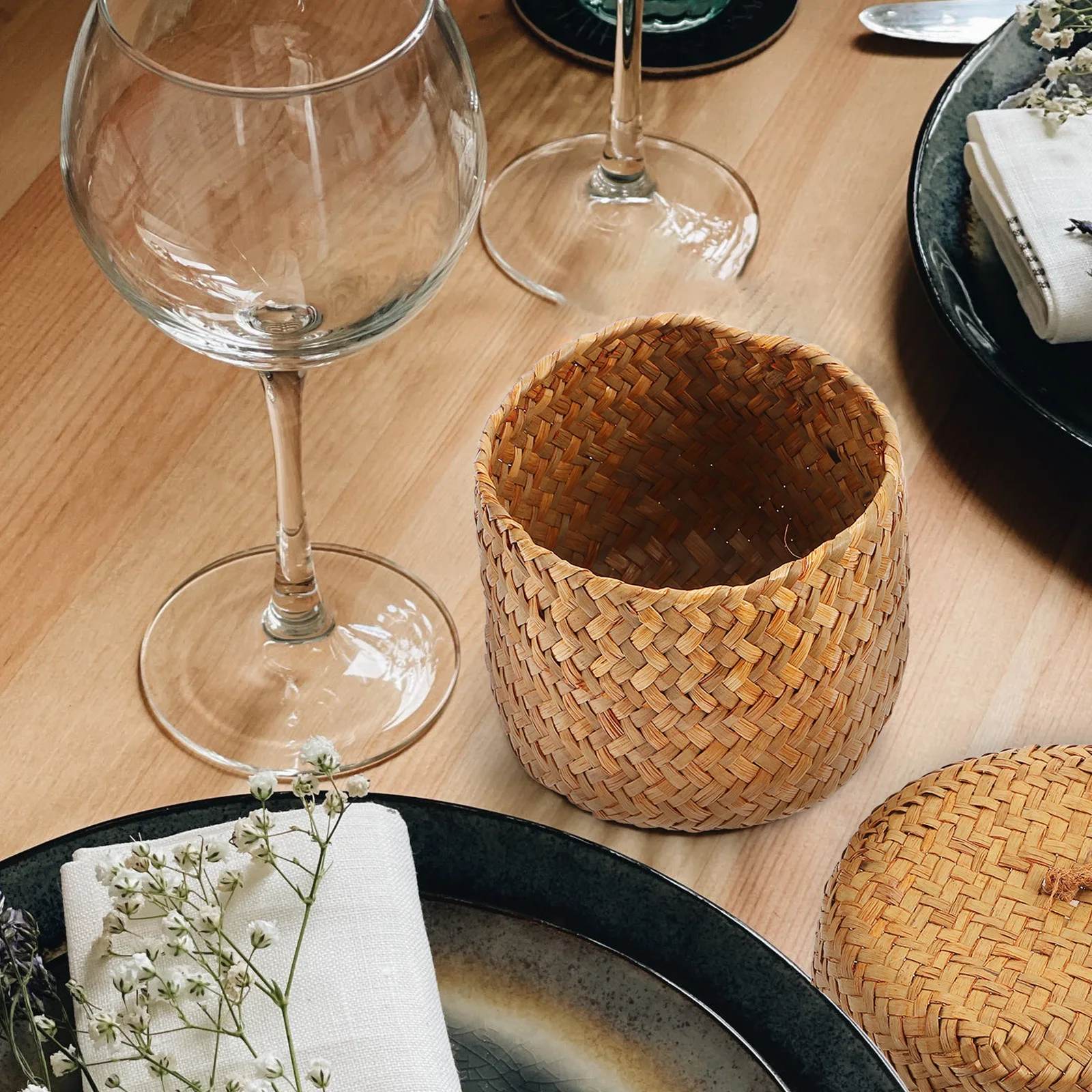 سلة زهور منسوجة يدويًا حاوية أشتات صغيرة مع غطاء صندوق هدايا سلة تخزين منسوجة مزخرفة للمنزل