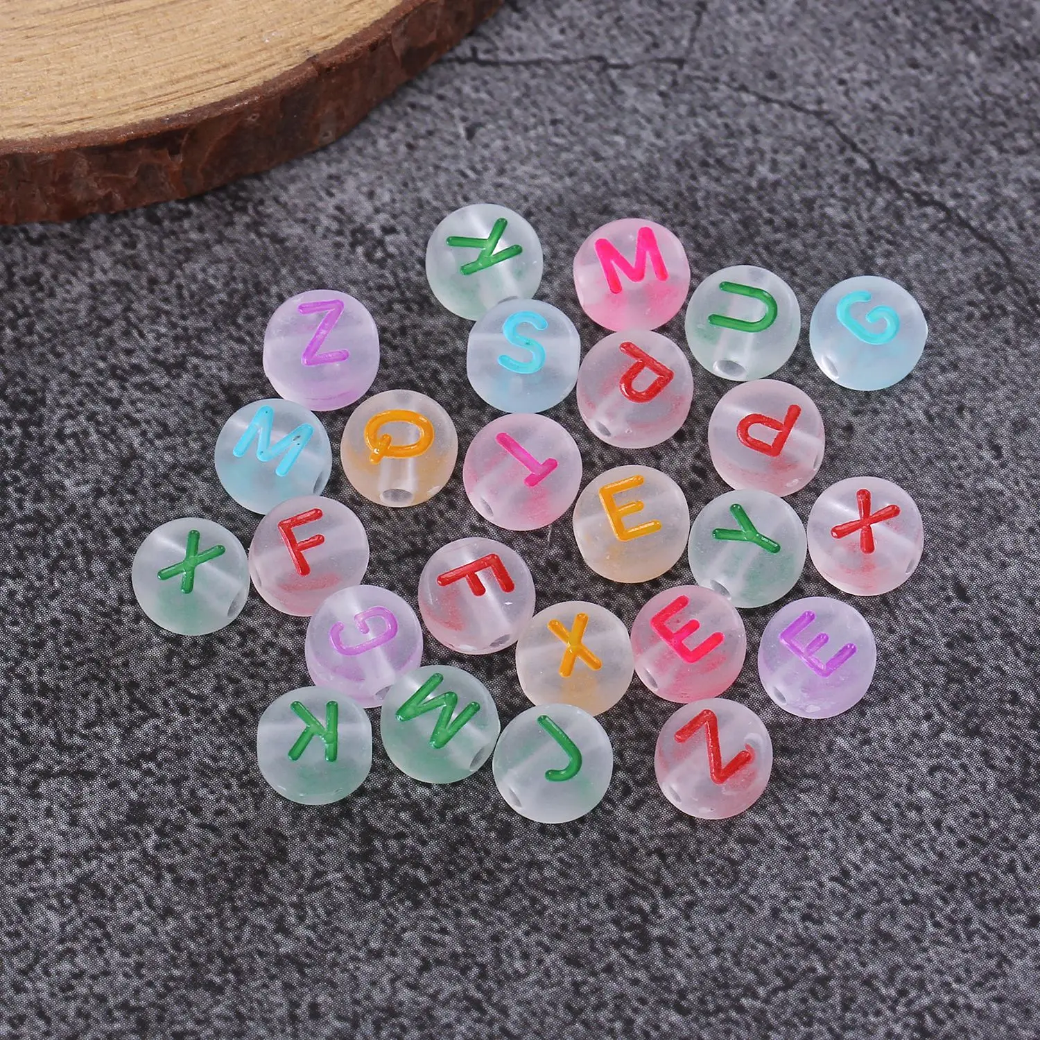 

Капли масла, красочные английские буквы, алфавит, резиновый стиль, акриловые круглые бусины-разделители, подходят для вязаного браслета с именем, 4*7 мм, 2000 шт.