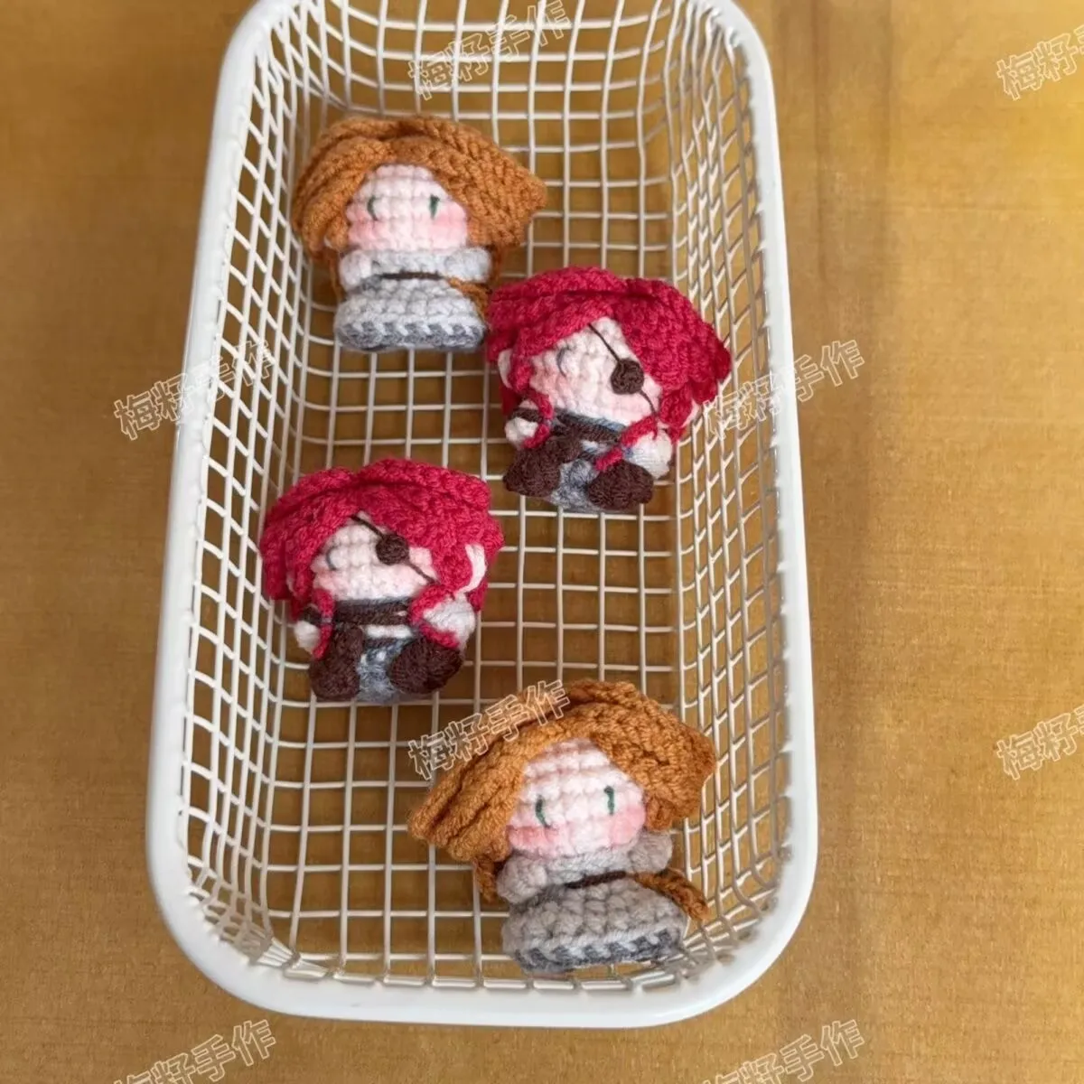 "الهوية الخامس" عالم النفس. تمثال "آرتشر" مصنوع يدويًا من سلسلة المفاتيح الكروشيه والحلوى