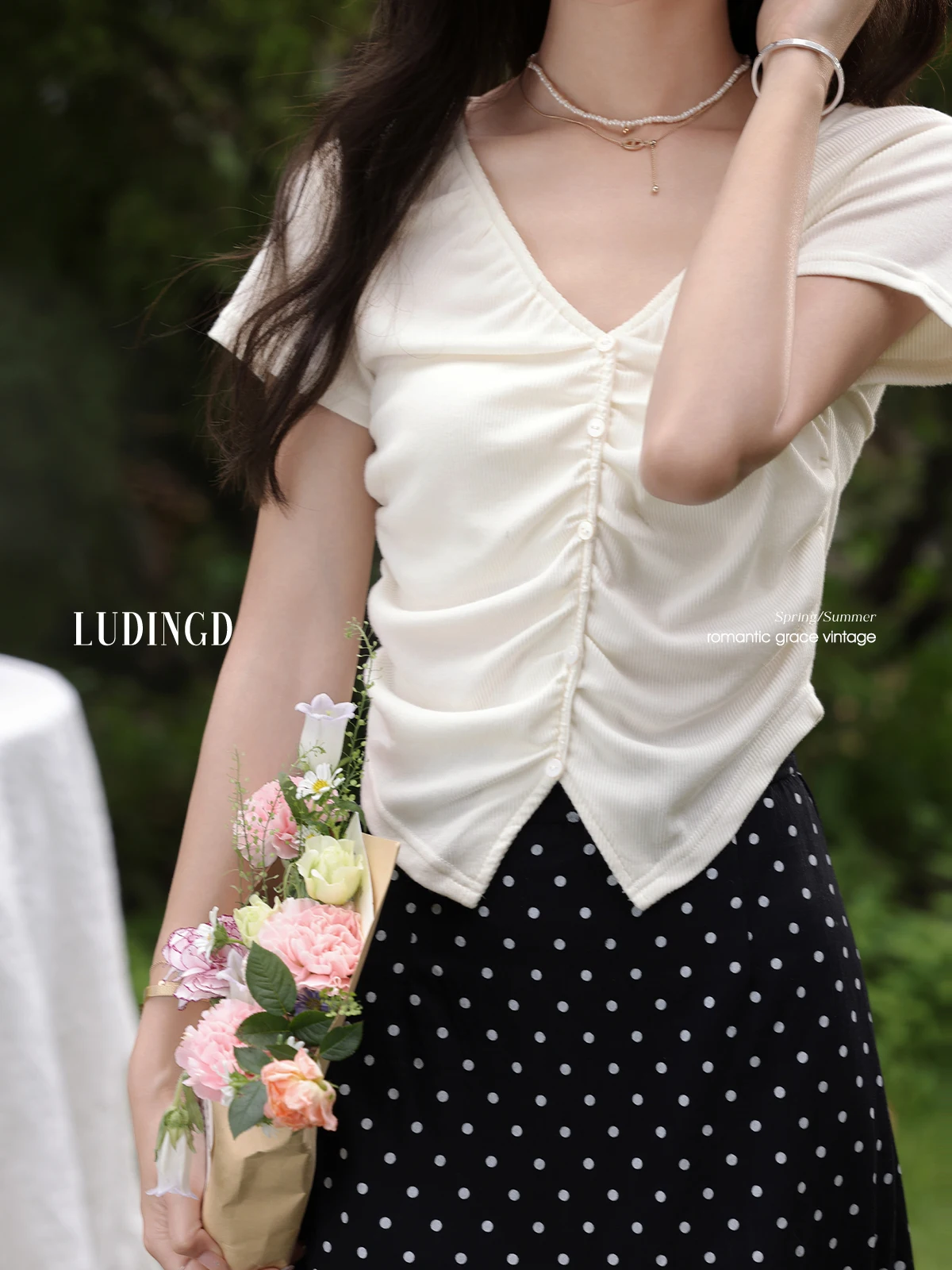 ALXNAN Plus Size Wit T-shirt met V-hals Elegant Casual Geplooid Slim-fit T-shirt 2025, Zomer Kantoor Dame Korte Mouw Tops D11372