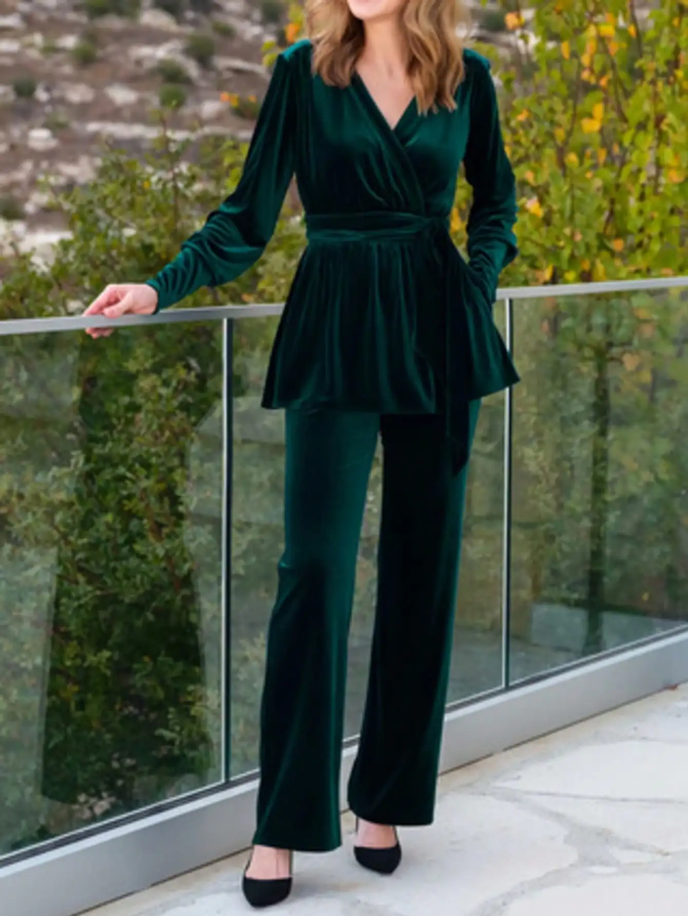 

Женский комплект из двух предметов из изумрудного бархата: топ с V-образным вырезом и баской на поясе, брюки облегающего кроя для зимних вечеринок или повседневной носки