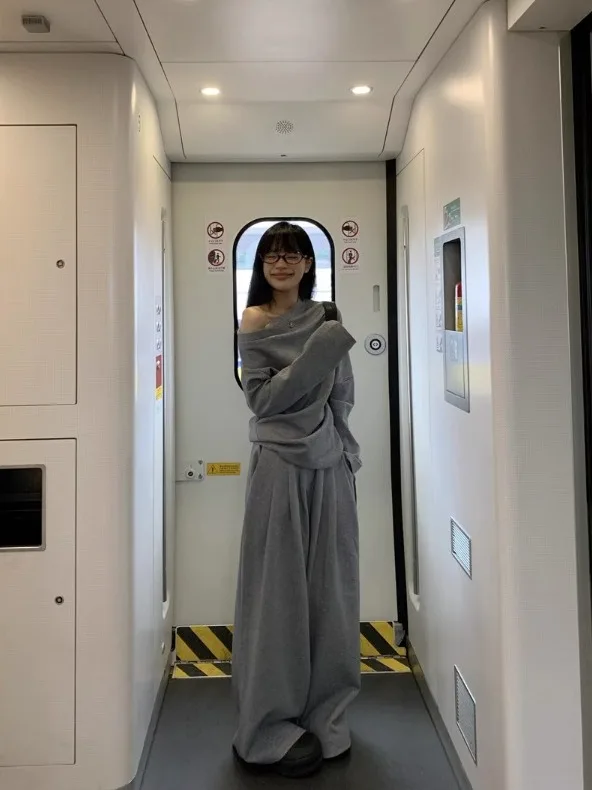 エレガントなグレーカジュアルスポーツスーツ女性のための春と秋のセクシーなシングルショルダードレス + ハイウエストプリーツルーズワイドレッグパンツ