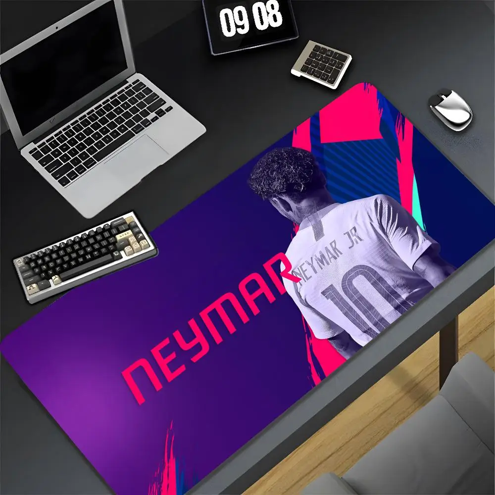 ฟุตบอล N-Neymars Mouse Pad XXL Gamer GAMING PC คอมพิวเตอร์ Otaku ล็อคขอบ DIY ภาพที่กําหนดเองแล็ปท็อปโน้ตบุ๊คโต๊ะ Ma