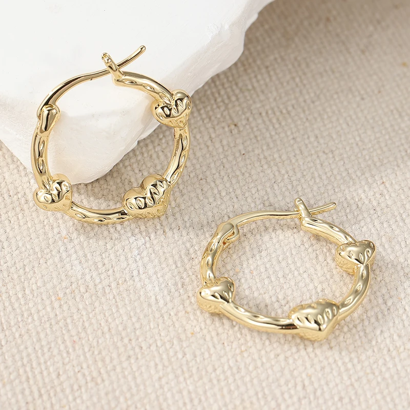 Vintage-Design Goldfarbene Herz-Creolen für Damen Klassische Mode Handgeschnitztes Muster Schmuck – Detail 2