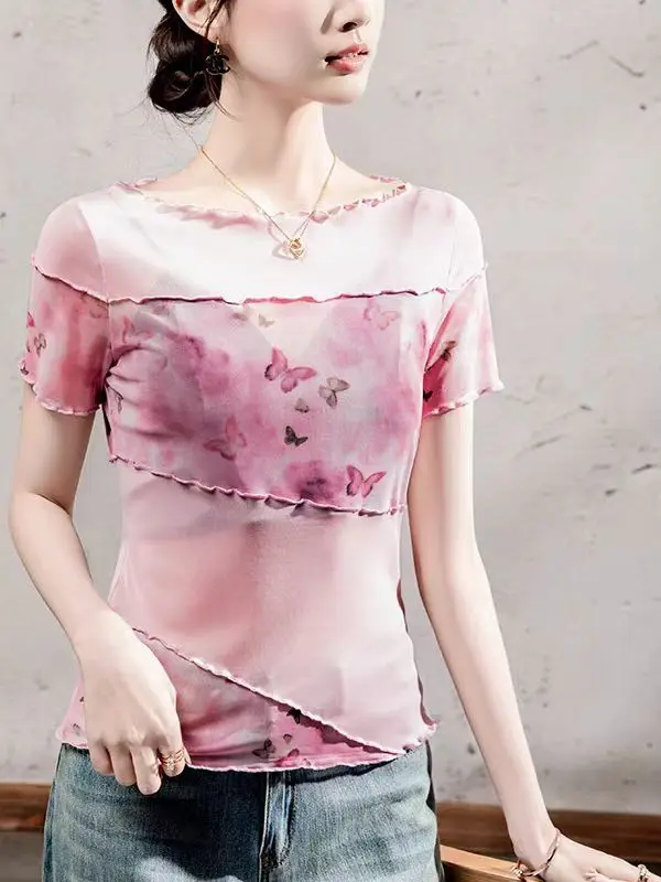 Camiseta de malha estampada: 2025 novo top feminino de verão com mangas com babados e blusa transparente chique leve e lisonjeira
