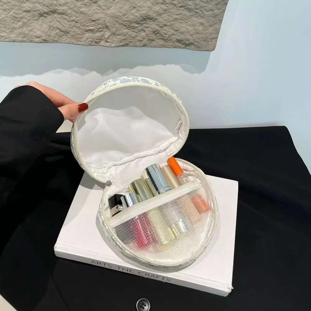 

Cute Love Storage Bag Large Capacity Quilting Cotton Heart Shaped Cosmetic Pouch Stylish with Handle Cosmetic Organizer