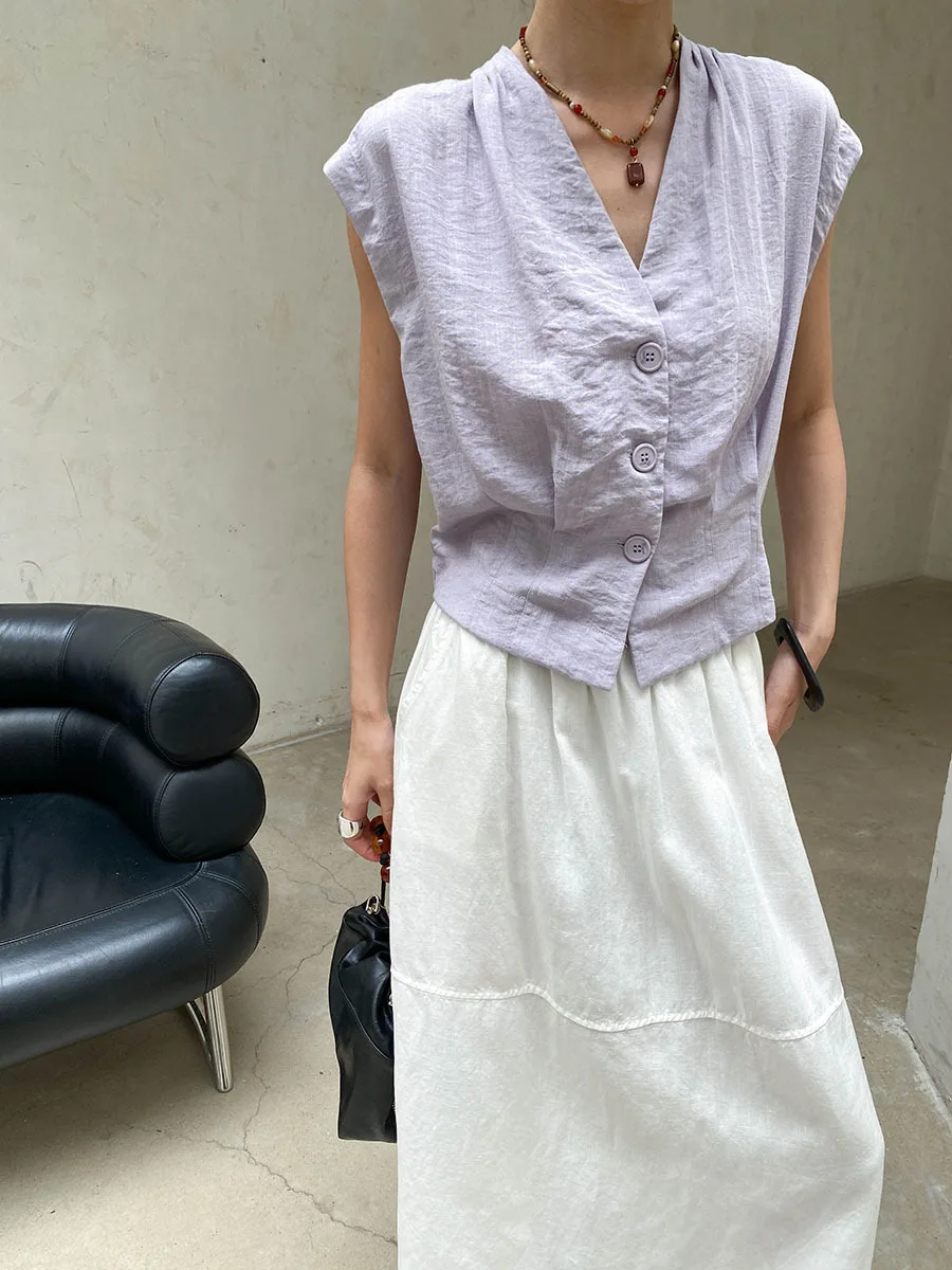 Sommerliche Damen-Weste in unifarbenem, lässigem Design mit Schultertasche, plissiertem V-Ausschnitt und ärmellosem Schnitt. – Detail 4