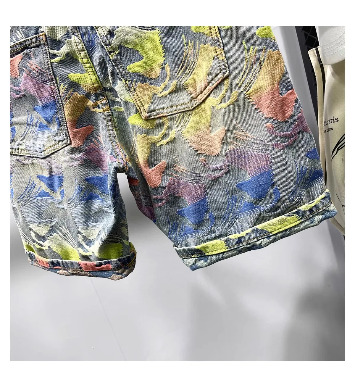 Celana Panjang Lima Menit Jacquard Warna-warni Merek High Street Tide Baru Musim Panas Celana Pendek Denim Tampan Kepribadian Pria Cetakan Warna