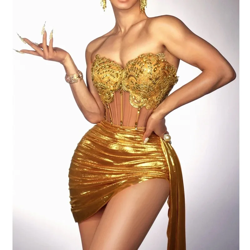 Conjunto de dos piezas con Top brillante para mujer, traje de escenario para cantante, fiesta de noche de cumpleaños, vestido dorado Sexy sin tirantes con lentejuelas y diamantes de imitación