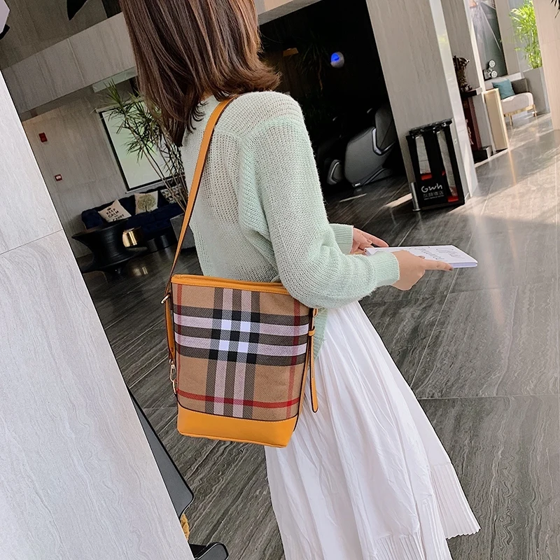 Sac à bandoulière tendance pour les voyages quotidiens au bureau, finition en Faux daim souple, sangle réglable, pratique et élégant