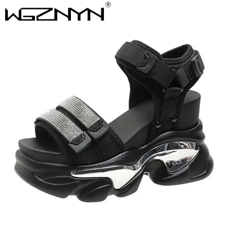 

НОВЫЕ летние женские сандалии на высокой платформе с пряжкой 10 см, блестящая обувь на танкетке, модные уличные массивные сандалии, пляжные повседневные шлепанцы, женские шлепанцы