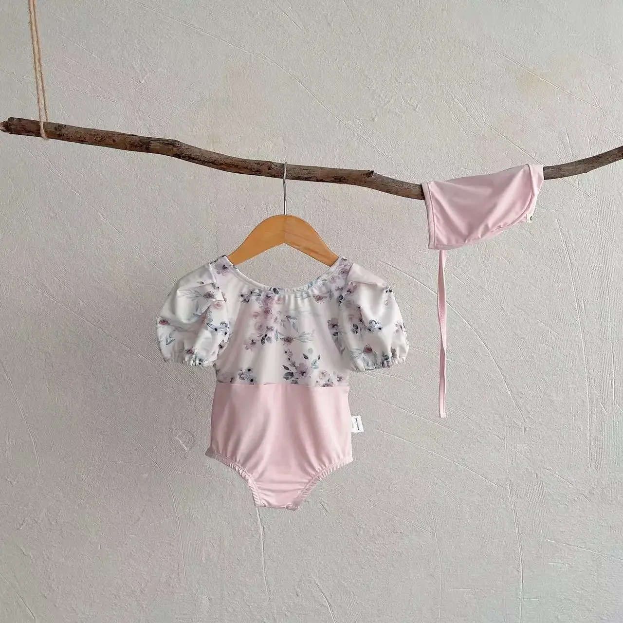 Цельный купальник с пышными рукавами для маленькой девочки, мягкий шелковый купальник для маленьких девочек, розовые купальники с бесплатной шапкой для купальника