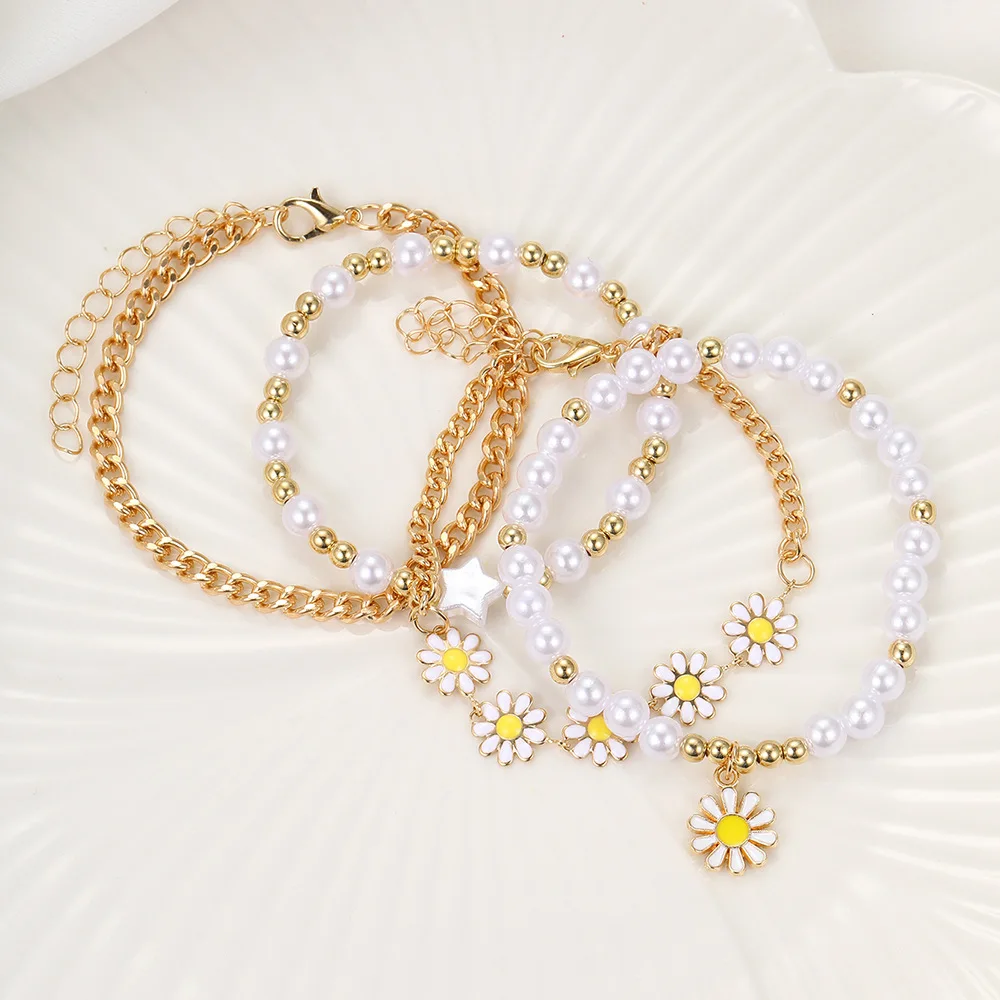 4 pezzi Vintage Daisy Flower Pendant Faux Pearl bracciale Set per le donne Bohemian Beaded Enamel Star impilabile Hand String Jewelry