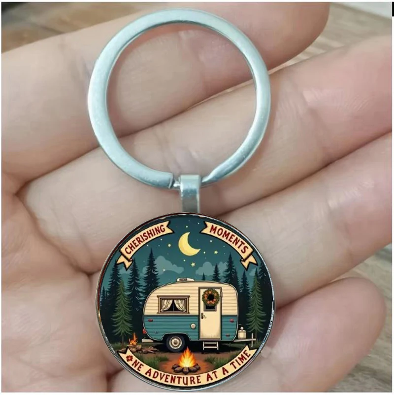 Llavero retro, escena de camping con árboles, cielo nocturno y emblema de remolque RV: regalo ideal para entusiastas del aire libre y enthu de camping