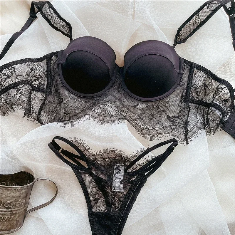 

Сексуальный комплект женского белья: кружевной тонкий хлопковый бюстгальтер с регулируемыми бретелями и мягкими стальными кольцами, трусики-стринги больших размеров.