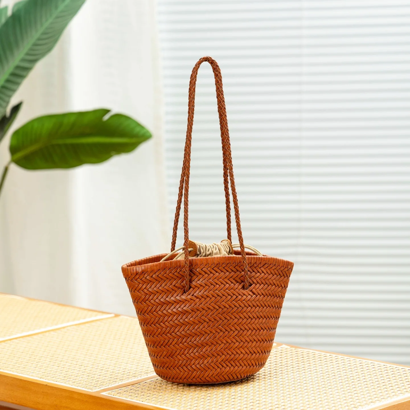 Woven Inner Pocket Large Vegetable Basket Bag Brand Hand-woven Tote Bag French Genuine Leather With Shoulder Underarm Tote Bag view 2