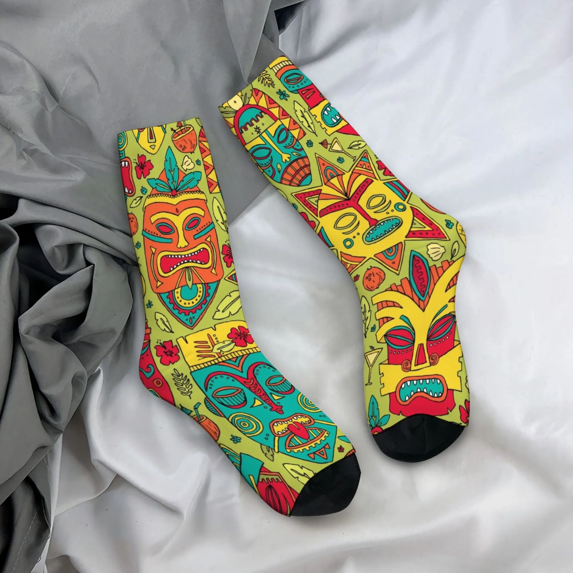 

Полинезийская тотемная маска, тропические мужские носки до середины икры, светло-желто-зеленая основа с этническим геометрическим узором, стильные носки