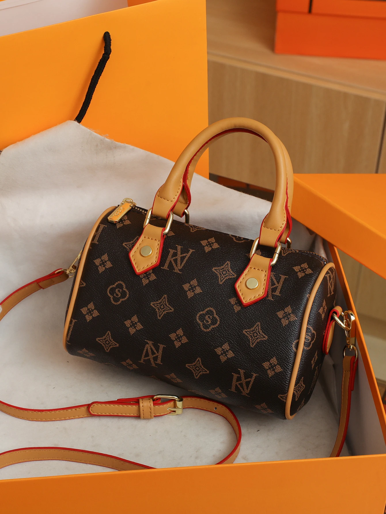 bolsa-boston-com-padrao-de-monograma-vintage-estilo-«old-money»-leve-com-alca-ajustavel-ideal-para-o-dia-a-dia-e-para-o-trabalho